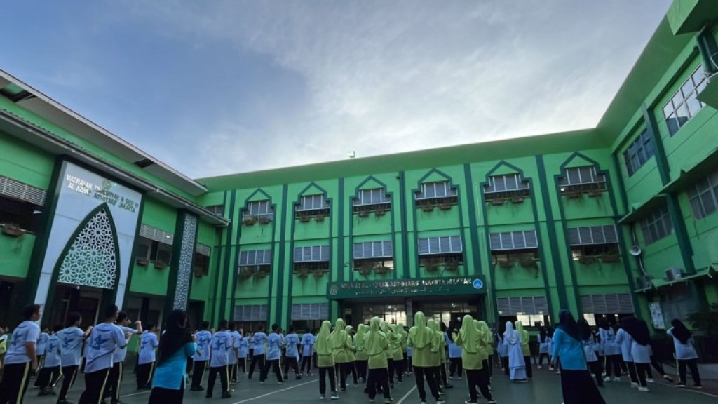 Awali Semester Genap, MTsN 41 Al Azhar Asy Syarif Gelar Senam Bersama