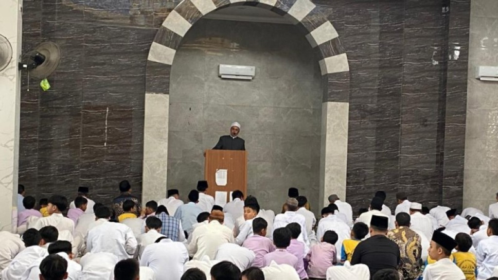 Shalat Jumat Berjamaah, MTsN 41 Al Azhar Asy Syarif Perkuat Karakter Religius Siswa