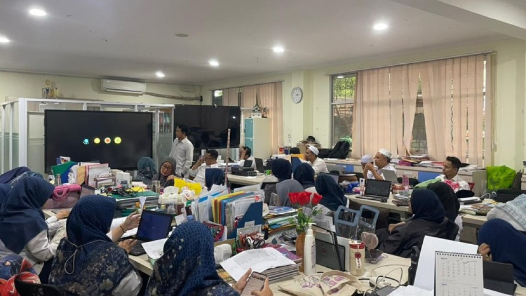 MTsN 41 Jakarta Perkuat Transformasi Digital Lewat Pelatihan Papan Interaktif